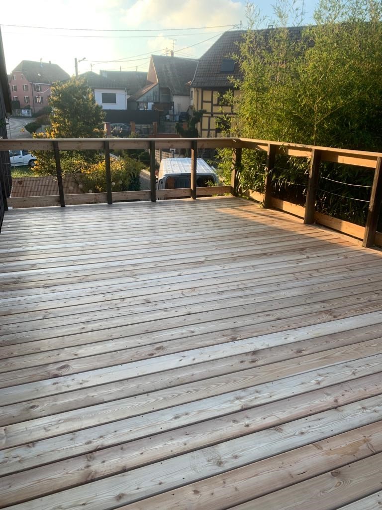 Terrasse en bois suspendue avec garde corps