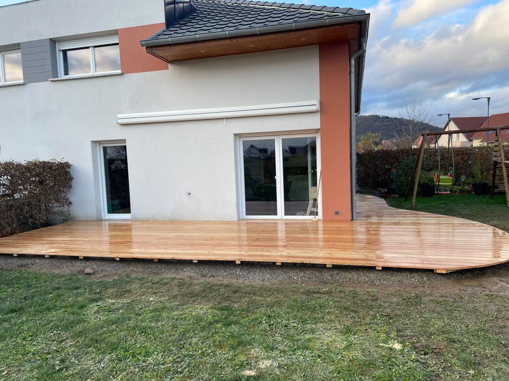 Terrasse en Bois en habillage de tour de maison