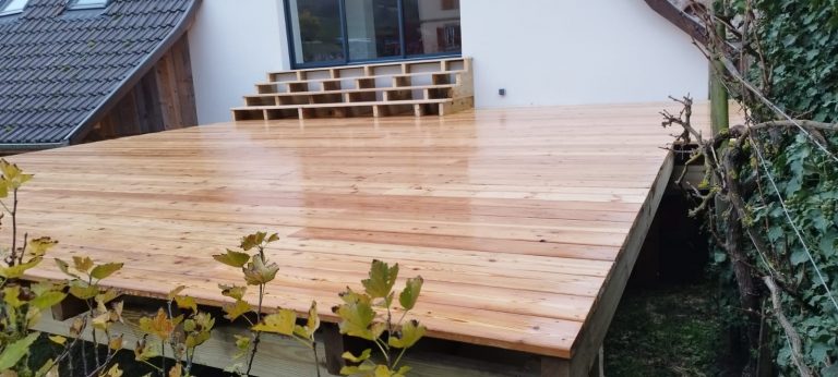 Terrasse en bois sur-mesure ur pilotis