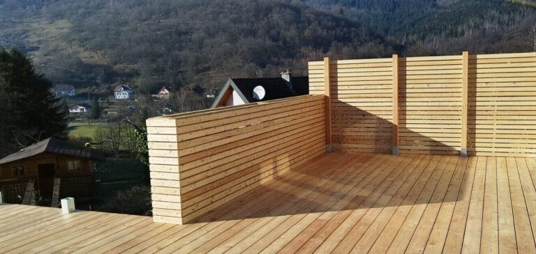 Terrasse en bois avec garde de corps et brise vue en lames de bois