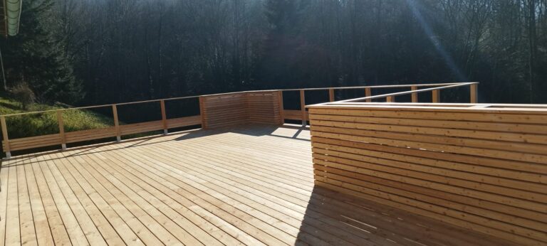 Terrasse en bois avec garde de corps et bac à fleurs