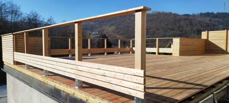 Terrasse en bois avec garde de corps, brise vue en lames de bois et bac à fleurs