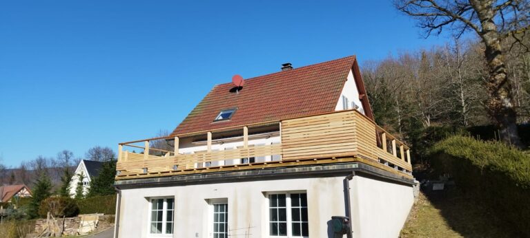 Terrasse en bois avec garde de corps et bac à fleurs