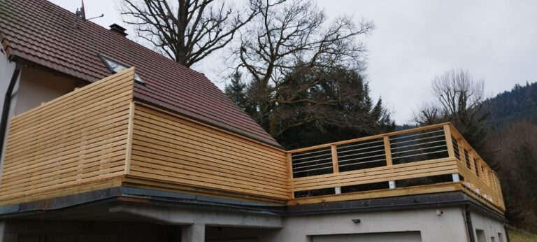 Terrasse en bois avec garde de corps, brise vue en lames de bois et bac à fleurs