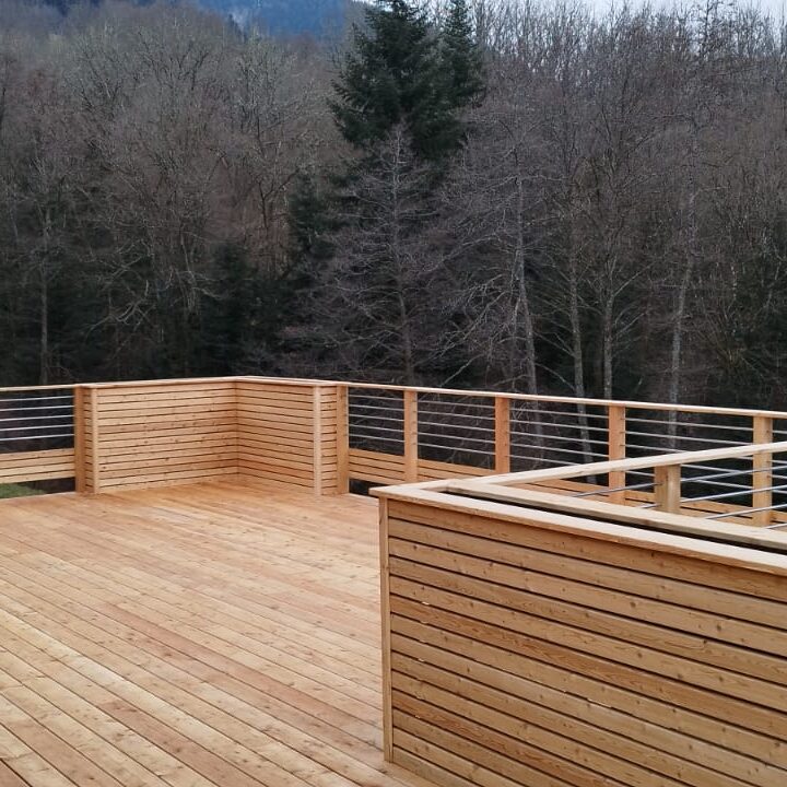 Terrasse en bois avec garde corps et bac à fleurs