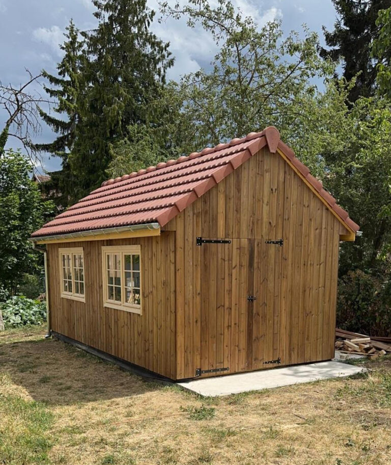 Cabane de jardin en bois avec toiture en tuiles