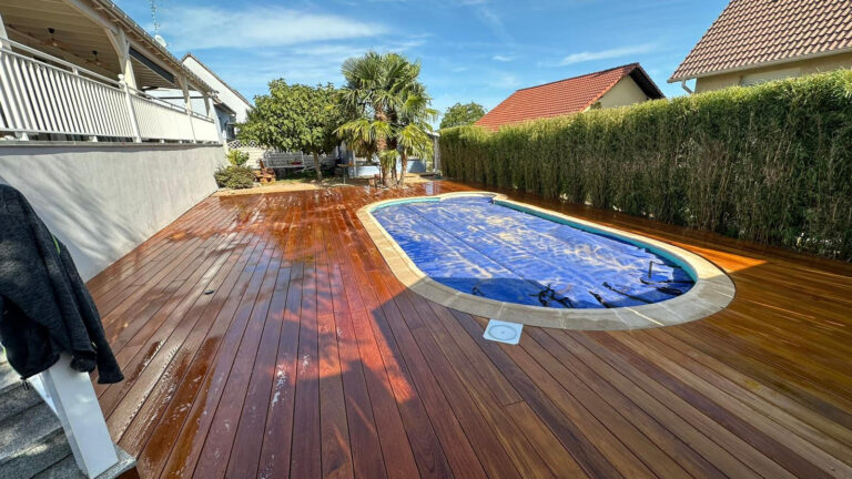 Terrasse en bois autour d'une Piscine