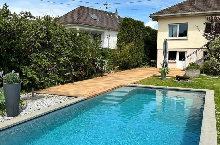 Terrasse en bois en bord de Piscine