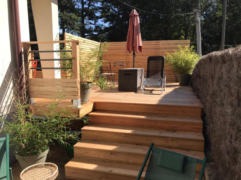 Terrasse en Bois avec marches et brise vue