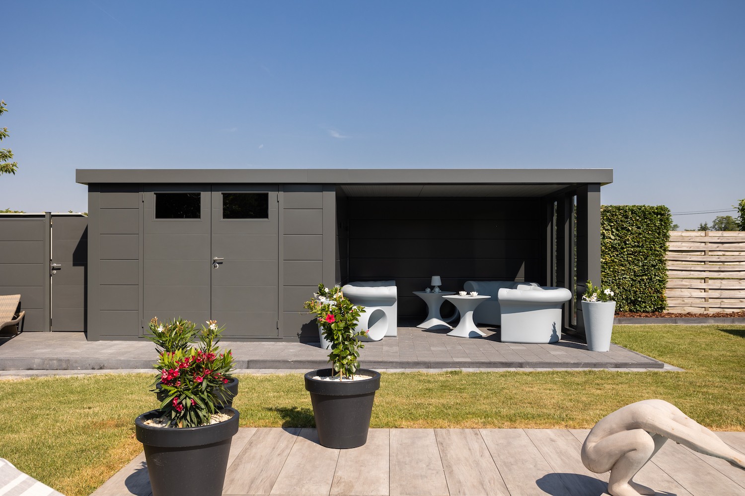 Abri de jardin en acier Telluria avec zone Lounge par Natura Bois